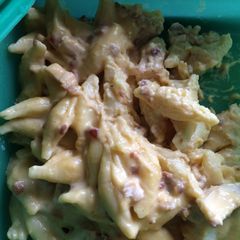 A picture of Mac And Cheese Soup With Chicken And Bacon.