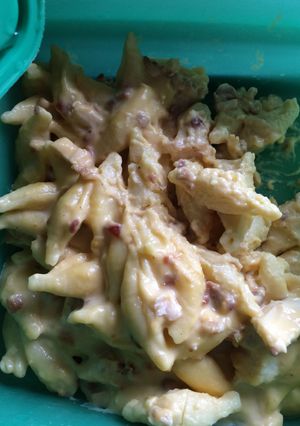 A picture of Mac And Cheese Soup With Chicken And Bacon.
