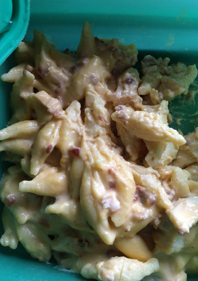 A picture of Mac And Cheese Soup With Chicken And Bacon.
