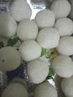 A picture of Milkmade coconut ladoo.