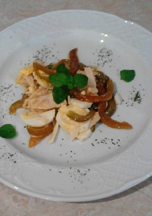 Una foto de Ensalada de pimiento rojo, atún y huevo duro
