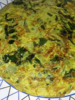 Una foto de Tortilla de espinacas y champiñones