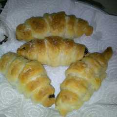 A picture of Cornetti di pasta sfoglia al cioccolato (riciclo uova di pasqua).