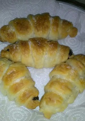 Foto di Cornetti di pasta sfoglia al cioccolato (riciclo uova di pasqua)