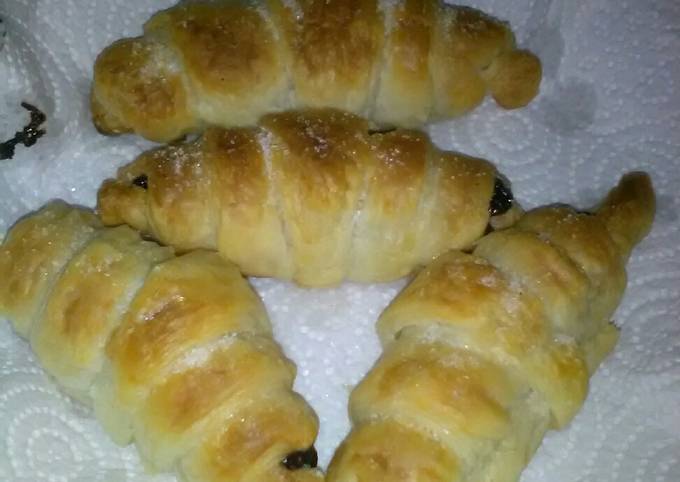 Ricetta Cornetti di pasta sfoglia al cioccolato (riciclo uova di pasqua) di  SaraeEnzo - Cookpad