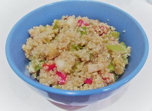 Una foto de Quinua con apio nabo y judías verdes planas a las hierbas aromáticas de Provenza - vegana- celiacos