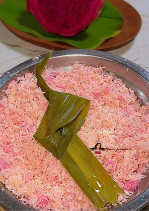 Foto resep Kelapa Parut Pink (Buah Naga) untuk Baluran Lupis/Kue Lainnya