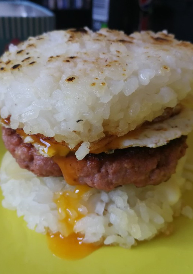 Una foto de Hamburguesa con arroz