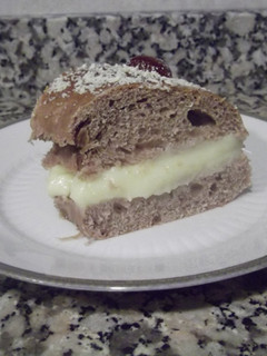 Una foto de Roscón de Reyes de cacao al brandy relleno de crema pastelera