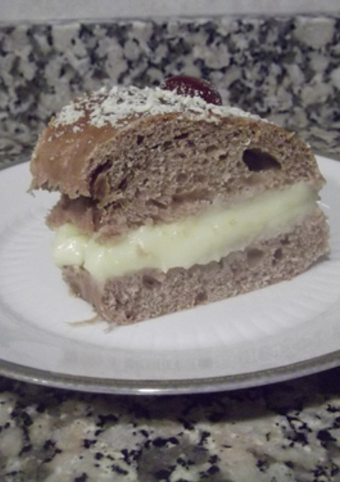 Una foto de Roscón de Reyes de cacao al brandy relleno de crema pastelera