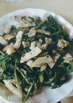 Hình của món Bồ công anh xào thịt lợn.
