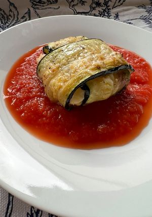 Una foto de Saquitos de calabacín rellenos de langostinos y atún