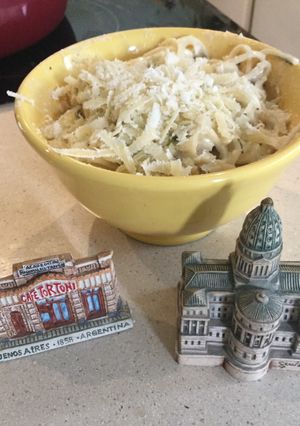 Una foto de Tallarín Casero con Salsa de queso Azul y Coliflor