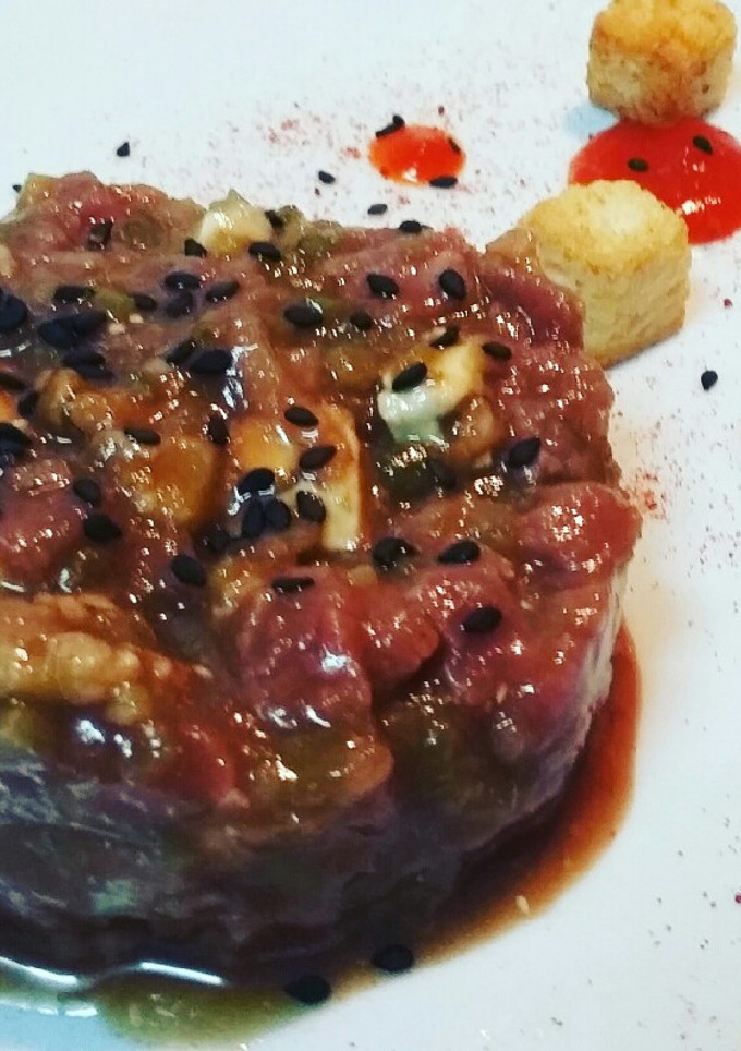 Una foto de Tartar de buey con nueces y queso cabrales