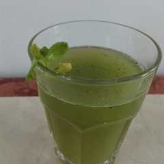 Una foto de Agua fresca de limón 🍋y hierbabuena 🌱