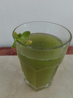 Una foto de Agua fresca de limón 🍋y hierbabuena 🌱