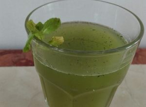 Una foto de Agua fresca de limón 🍋y hierbabuena 🌱