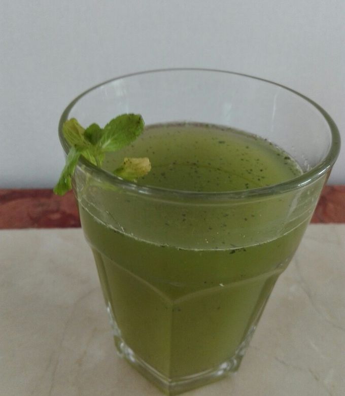 Una foto de Agua fresca de limón 🍋y hierbabuena 🌱