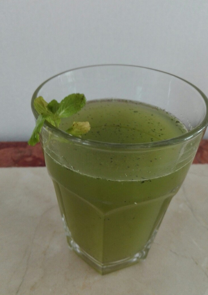 Una foto de Agua fresca de limón 🍋y hierbabuena 🌱