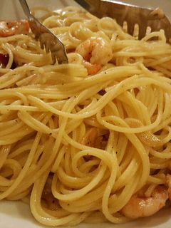 Una foto de Espaguetis con gambas, ajos y guindilla