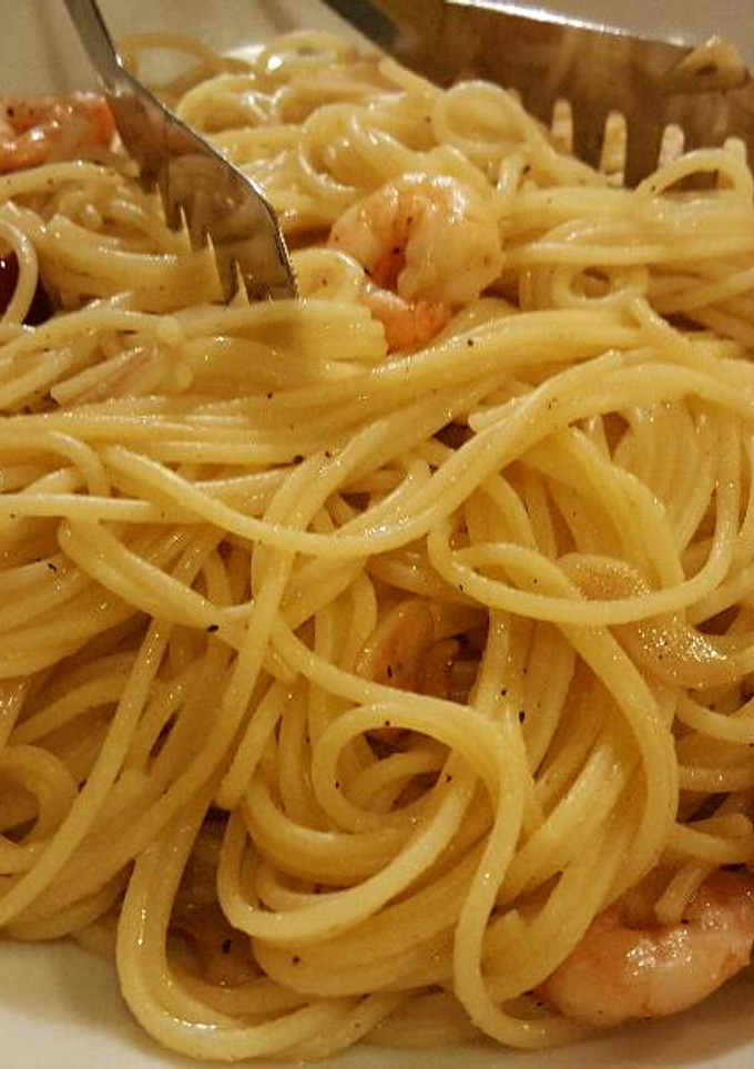 Una foto de Espaguetis con gambas, ajos y guindilla