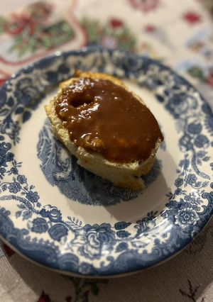 Una foto de Pionono de brandada de bacalao y miel con mayonesa de caramelo
