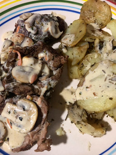 Una foto de Medallones de carne y papas al horno