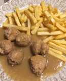 Albóndigas de pollo en salsa con patatas fritas “fácil”