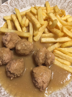 Una foto de Albóndigas de pollo en salsa con patatas fritas “fácil”