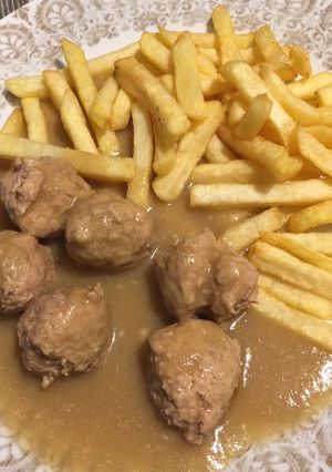 Foto principal de Albóndigas de pollo en salsa con patatas fritas “fácil”