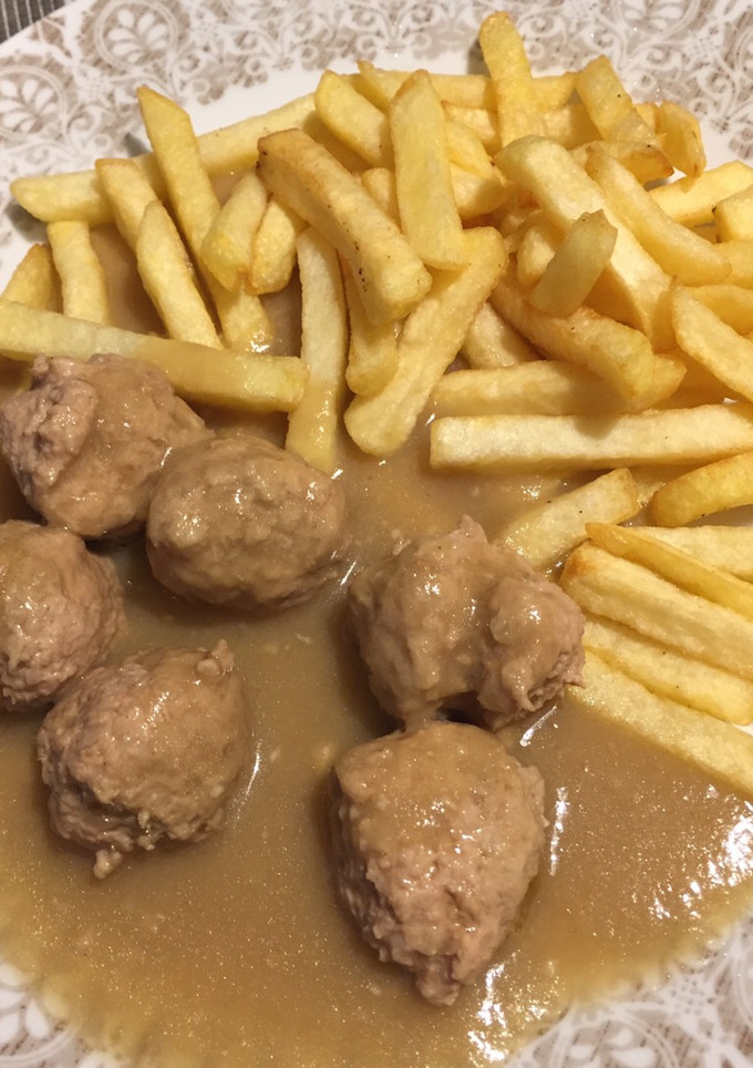 Una foto de Albóndigas de pollo en salsa con patatas fritas “fácil”