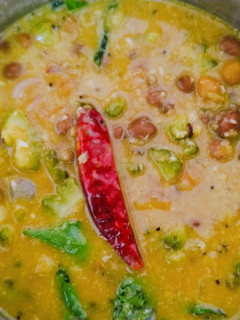 பாகற்காய் சுண்டல் குழம்பு (Paakarkaai sundal kulambu recipe in tamil) செய்முறை முக்கிய புகைப்படம்
