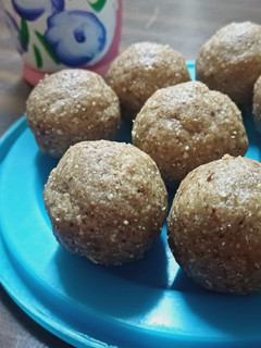 A picture of Peanuts laddu.
