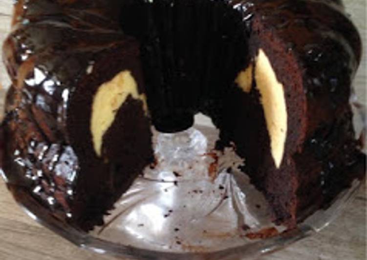 Cheese cake filled chocolate bundt cake! Cheese cake filled chocolate bundt cake!