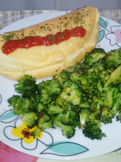 Una foto de Tortilla soufflé acompañada de brócoli al curry