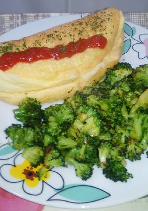 Foto principal de Tortilla soufflé acompañada de brócoli al curry
