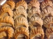Una foto de salsas para gyozas