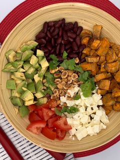 Une photo de Salade de patates douces rôties, avocats et feta