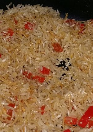 Una foto de Arroz con fideo frito, ajo y morrón 😊