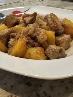 Una foto de Solomillo de cerdo encebollado con patatas