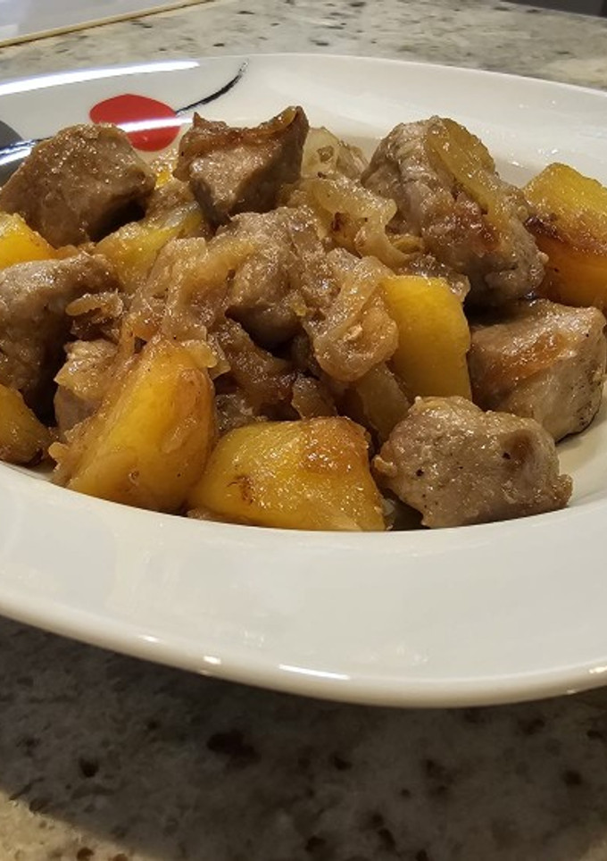 Una foto de Solomillo de cerdo encebollado con patatas