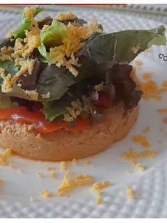 Una foto de Tartar de paté de marisco y salmón