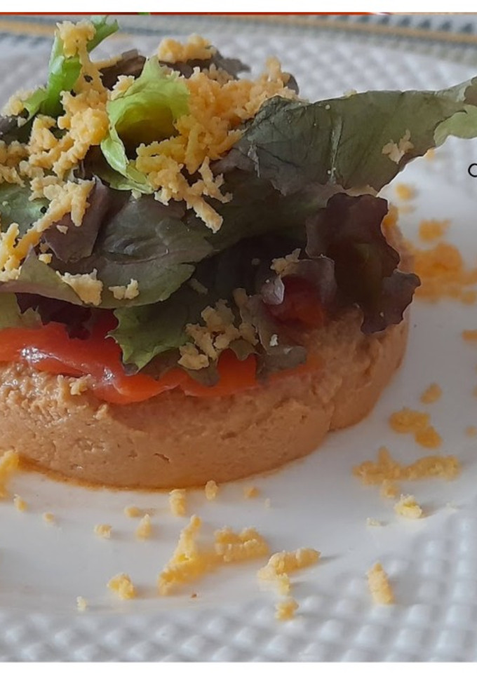 Una foto de Tartar de paté de marisco y salmón