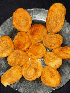 खस्ता लेयर्ड मठरी (khasta ;layed mathri recipe in Hindi) रेसिपी मुख्य फोटो