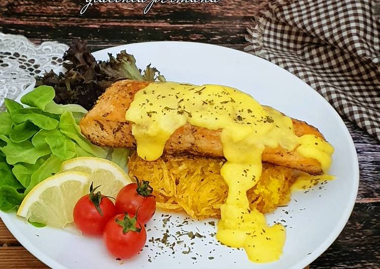 Salmon with Hollandische Sauce