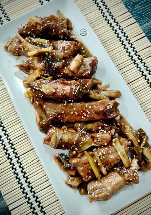 Una foto de Costillas con ajos tiernos y salsa barbacoa coreana