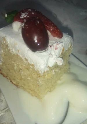 A picture of Simple vanilla cake.