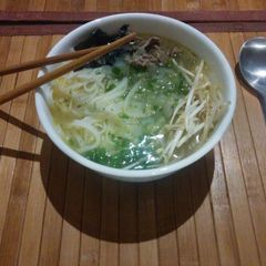 A picture of Traditional Japanese Ramen (with beef).