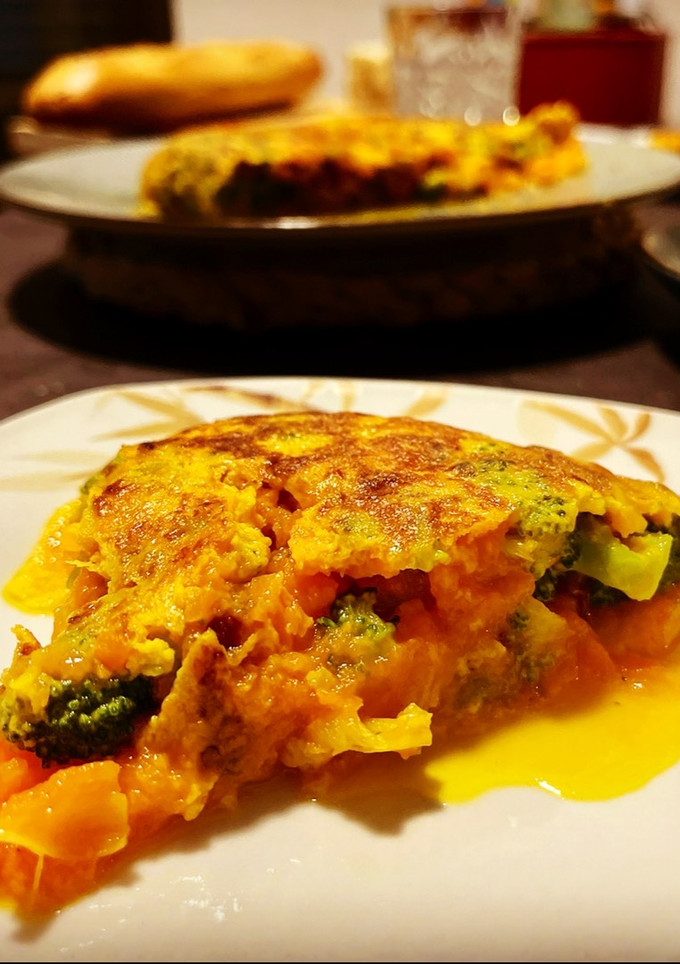 Una foto de Tortilla española de brócoli y zanahorias 🥕 🥦