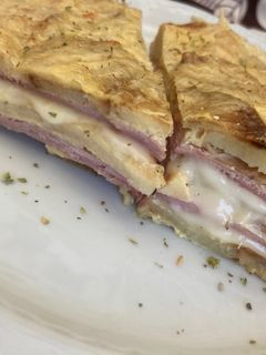 Rakott sajtos, sonkás krumpli recept fotója